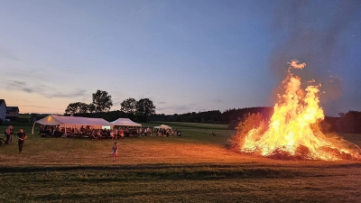 Zweihundert Gäste begrüßte der Schützenverein Eichenlaub Meerbodenreuth zum Pfingstfeuer. (Bild: Monika Pamler)
