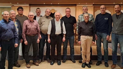 Nach den Wahlen beim Männergesangverein Högen: (von links: Manfred Herrmann, Richard Dehling, Christian Heldrich, Georg Schmid, Bürgermeister Reiner Pickel, Chorleiter Gerhard Neubauer, Vorsitzender Hans-Werner Haas, Benjamin Heuchel, Harald Schmidt (hinten), der neue Kassier Berthold Herbrecht, Walter Schramm und Thomas Dotzler. (Bild: glb)