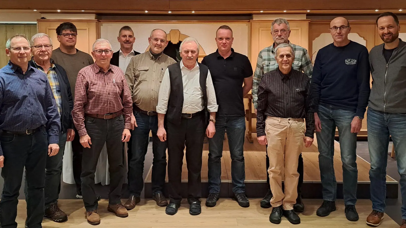 Nach den Wahlen beim Männergesangverein Högen: (von links: Manfred Herrmann, Richard Dehling, Christian Heldrich, Georg Schmid, Bürgermeister Reiner Pickel, Chorleiter Gerhard Neubauer, Vorsitzender Hans-Werner Haas, Benjamin Heuchel, Harald Schmidt (hinten), der neue Kassier Berthold Herbrecht, Walter Schramm und Thomas Dotzler. (Bild: glb)