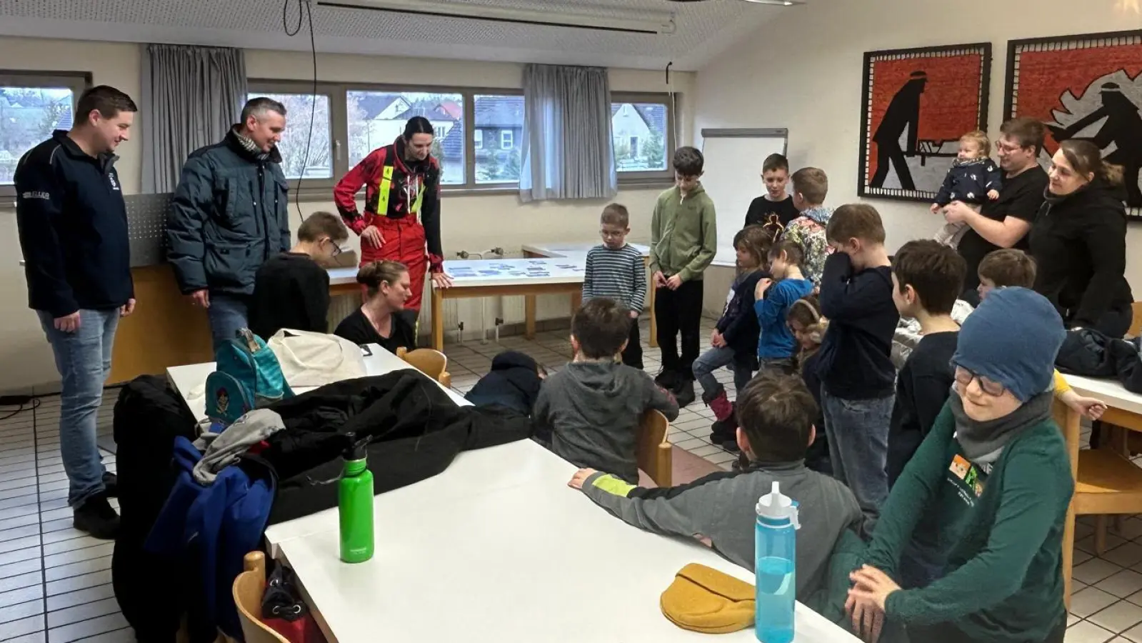 Der Feuerwehrnachwuchs übt unter der Anleitung von Erika Prün und Stefanie Langner die stabile Seitenlage  (Bild: Rainer Vater)