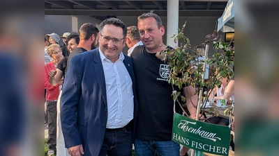 Staatssekretär Tobias Gotthard (FW) und das neue Ehrenmitglied des 1.FC Rieden. (Bild: Peter Gattaut)