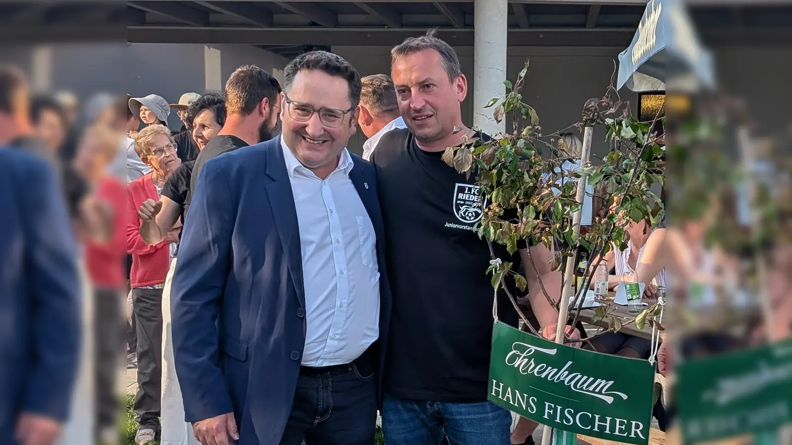 Staatssekretär Tobias Gotthard (FW) und das neue Ehrenmitglied des 1.FC Rieden. (Bild: Peter Gattaut)