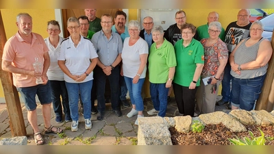 Die Finalteilnehmer mit Pokalsieger Ludwig Dirscherl, Klaudia Hiebenthal (vorne v. links) und Gausportleiter Reinhold Wild (2. v. rechts). (Bild: Ludwig Dirscherl)