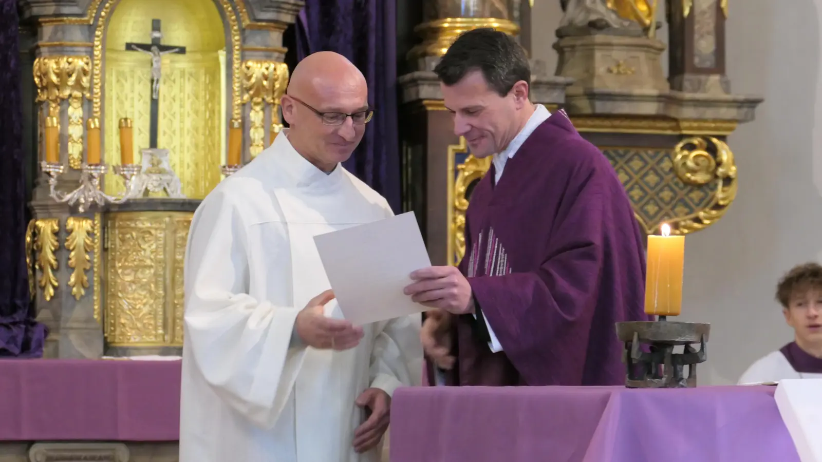 Pfarrer Thomas Kohlhepp überreicht die Beauftragungsurkunde an Stefan Diesenbacher zum Kommunionhelfer (Bild: Markus Suttner)