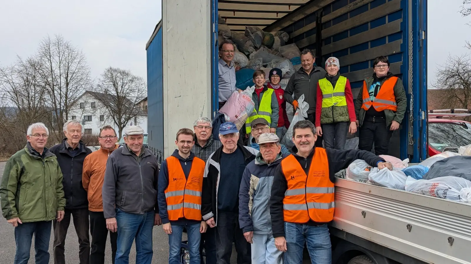 Die engagierten Mitglieder der Kolpingfamilie Nabburg, die bei der Aktion mitgeholfen haben.  (Bild: Kurt Koppmann)