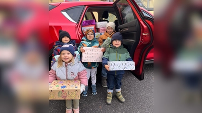 Kinder der Einrichtung mit gefüllten Päckchen. (Bild: Elternbeirat Marien-Kindergarten / Haus des Kindes)