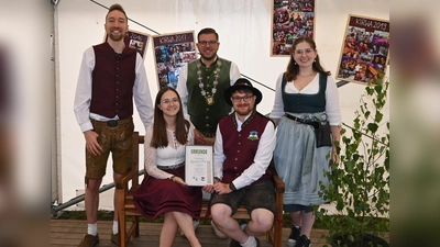 Geschenke zum Jubiläum überreichten Kolping-Vorstand Christoph Bacher, Bürgermeister Michael Meiler und KLJB-Chefin Luisa Schwab an die Führung des Pirker Kirwavereins Lisa Hofmann und Markus Reil. (Bild: Kerstin Kiener)