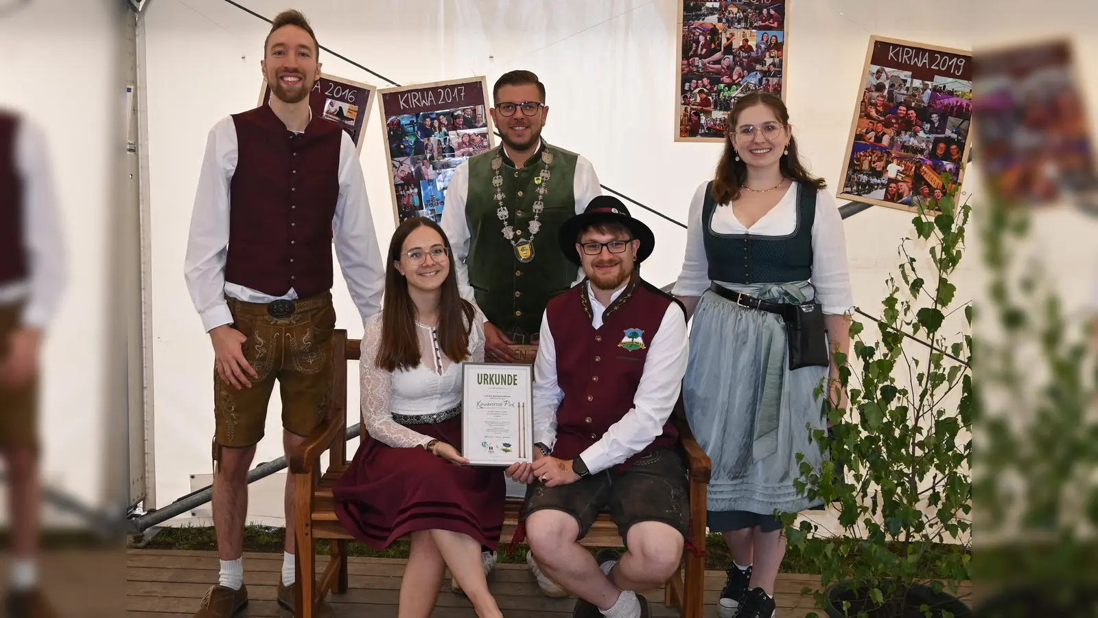 Geschenke zum Jubiläum überreichten Kolping-Vorstand Christoph Bacher, Bürgermeister Michael Meiler und KLJB-Chefin Luisa Schwab an die Führung des Pirker Kirwavereins Lisa Hofmann und Markus Reil. (Bild: Kerstin Kiener)