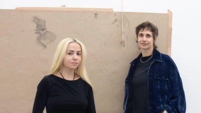 Die Gastkünstlerinnen Anzhelika Palyvoda und Agnes Lammert im Internationalen Künstlerhaus Schwandorf. (Bild: Jürgen Dehm | Oberpfälzer Künstlerhaus)