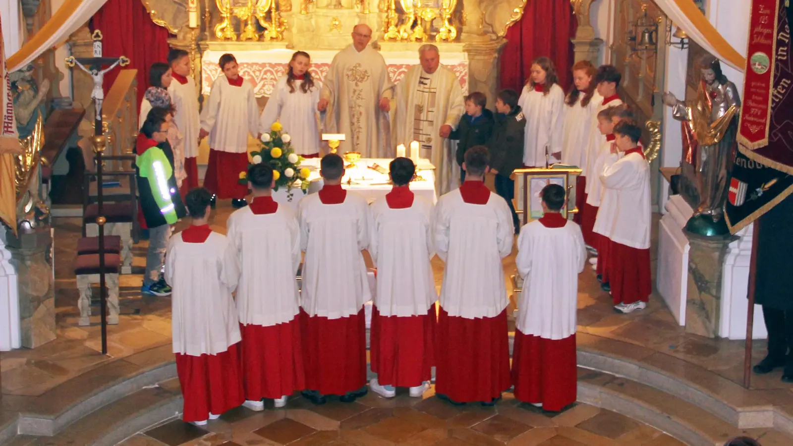 Beim Festgottesdienst zu Ehren des Kirchenpatrons St. Martin durften sich Kinder und Ministranten zum gesungenen „Vater unser” um den Altar aufstellen. (Bild: Josef Böhm)