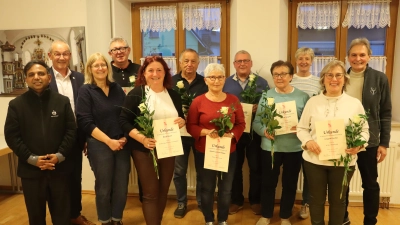 Die anwesenden geehrten Mitglieder der KAB Rieden mit Pater Joseph John (v.l.), Bürgermeister Erwin Geitner, Andrea Höfler, Peter Pilz, Birgit Bauer (alle Leitungsteam KAB) und Pfarrgemeinderatsvorsitzenden Josef Weinfurtner. (Bild: Michael Rabenhofer)