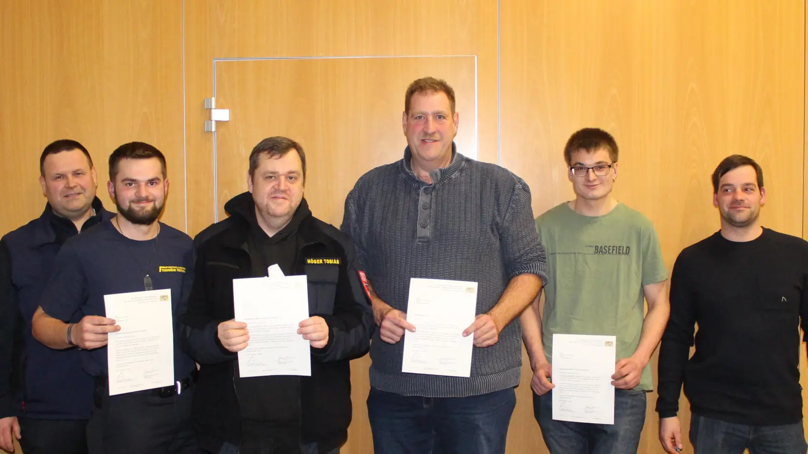 Kommandant Martin Holler, Tobias Ringelstetter, Tobias Höger, Christian Reitinger, Stefan Laubmeier, Sebastian Maier (von links)- An diese Helfer überreichte Kommandant Martin Holler die Fluthelfermedaille mit Urkunde zum Dank. (Bild: Nikolaus Scherr)