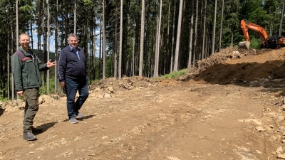 links: Förster und Bauleiter Michael Forster, rechts: Bürgermeister Reinhard Kreuzer (Bild: Nicole Rochelt)