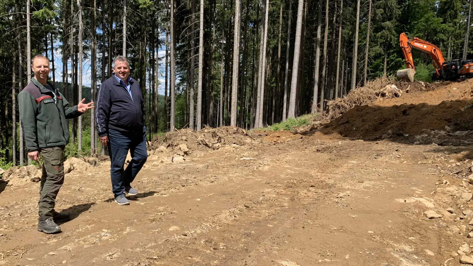 links: Förster und Bauleiter Michael Forster, rechts: Bürgermeister Reinhard Kreuzer (Bild: Nicole Rochelt)