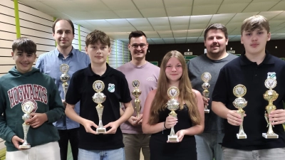 Von hinten links: Thomas Wild, Felix Uschold. Dominik Hölzel; Vorne links: Fabian Kirner, Raphael Bauer, Cassandra Pirschel , Yannick Bauer (Bild: Franz Wagner)