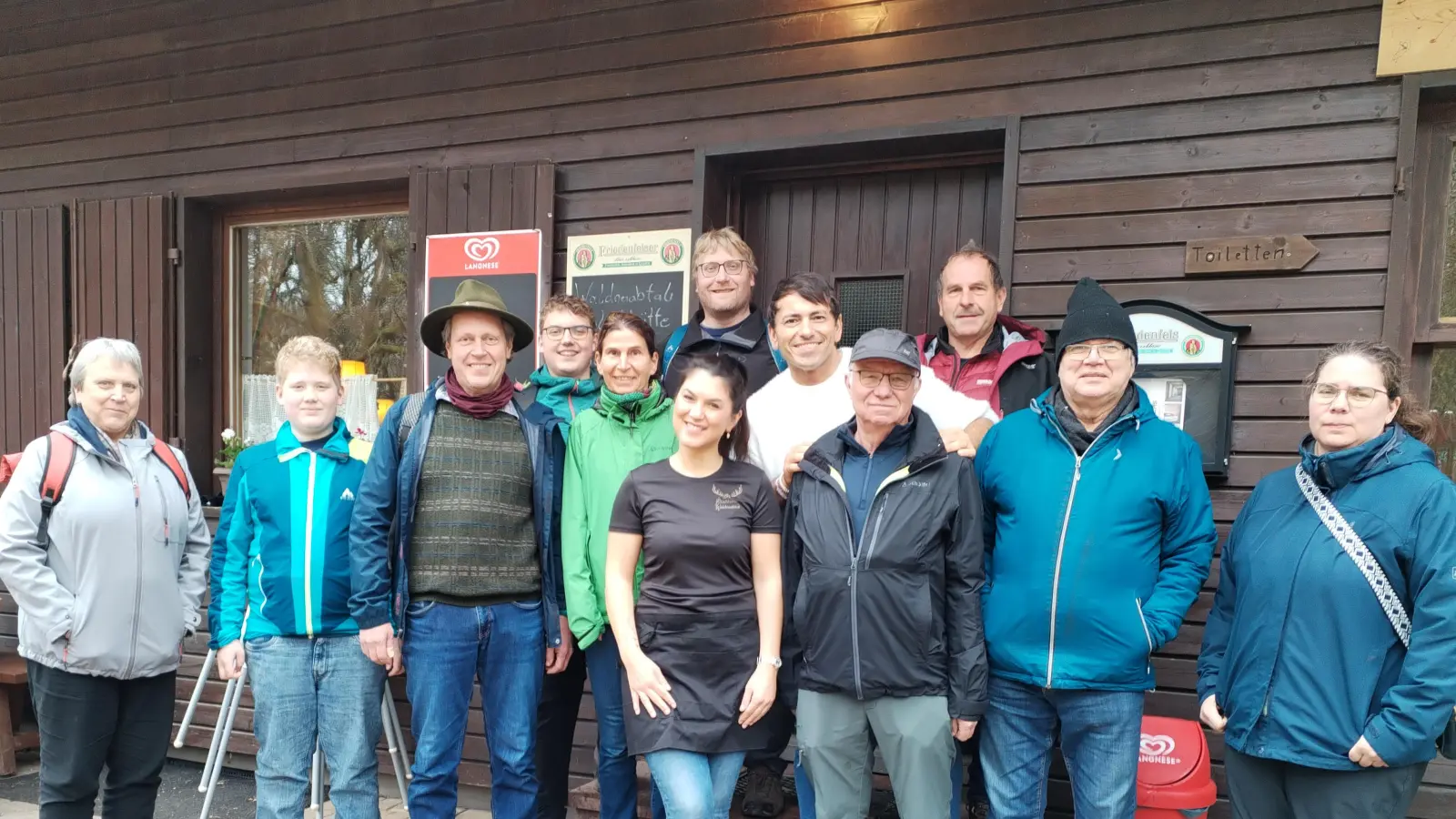 Die Wandergruppe des Oberpfälzer Waldvereins Plößberg gemeinsam mit den neuen Pächtern vor der Blockhütte. (Bild: Jörn Schedl)