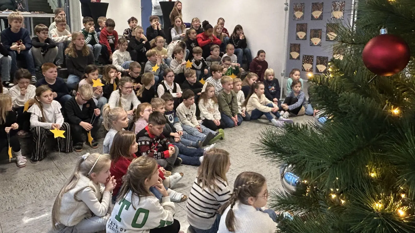 Die Kinder der Grundschule Konnersreuth beim Zuhören einer Geschichte zum Weihnachtsstern. (Bild: Michaela Ponnath)