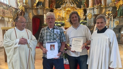 Dekan und Wallfahrtsrektor Elmar Spöttle (v.l.), die Geehrten Klaus Jaintzyk und Heribert Bräutigam sowie Wallfahrtsleiter Josef Weinfurtner (Bild: Andreas Weinfurtner)