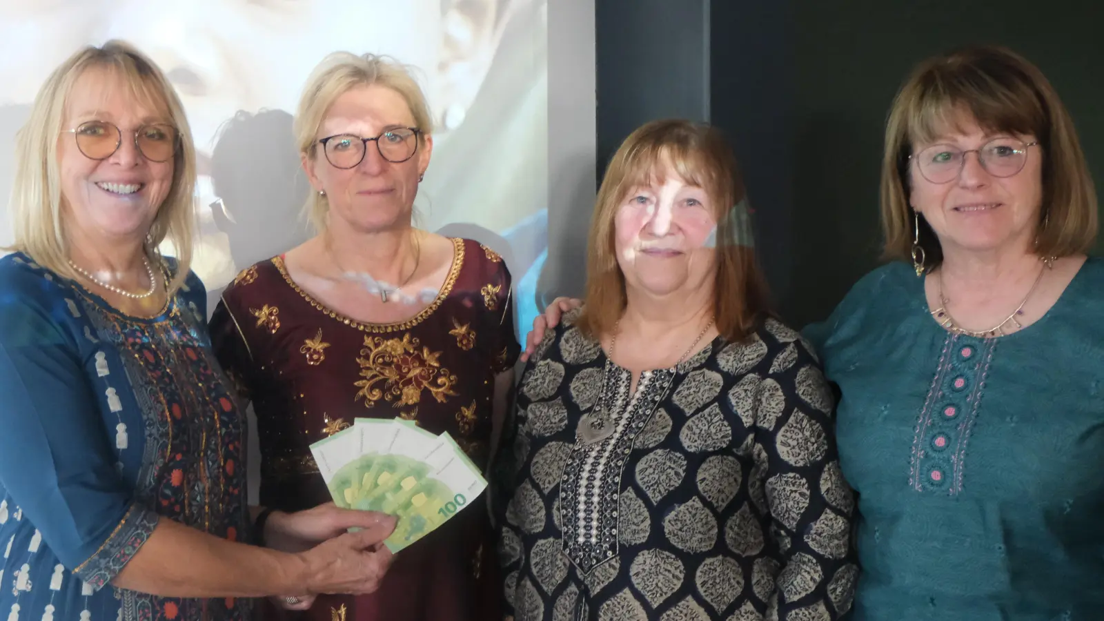 Mit einer dicken Überraschung wartete Marlene Noetzel vom Katholischen Seniorenkreis (Zweite von links) gegenüber der Hilfsorganisation „Hoffnung für Menschen“ auf. 500 Euro durfte Angelika Taube (rechts) in Anwesenheit von Christine Götz und Marianne Grieß in Empfang nehmen. (Bild: Fred Lehner)