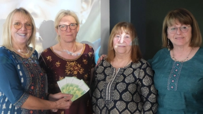 Mit einer dicken Überraschung wartete Marlene Noetzel vom Katholischen Seniorenkreis (Zweite von links) gegenüber der Hilfsorganisation „Hoffnung für Menschen“ auf. 500 Euro durfte Angelika Taube (rechts) in Anwesenheit von Christine Götz und Marianne Grieß in Empfang nehmen. (Bild: Fred Lehner)