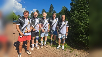 Freuen sich über Meisterschaft und Aufstieg (von links): Josef Meier, Ernst Gumpenberger, Hans-Christian Regler, Walter Schmid und Kurt Schmalz.<br> (Bild: Ernst Gumbenberger)