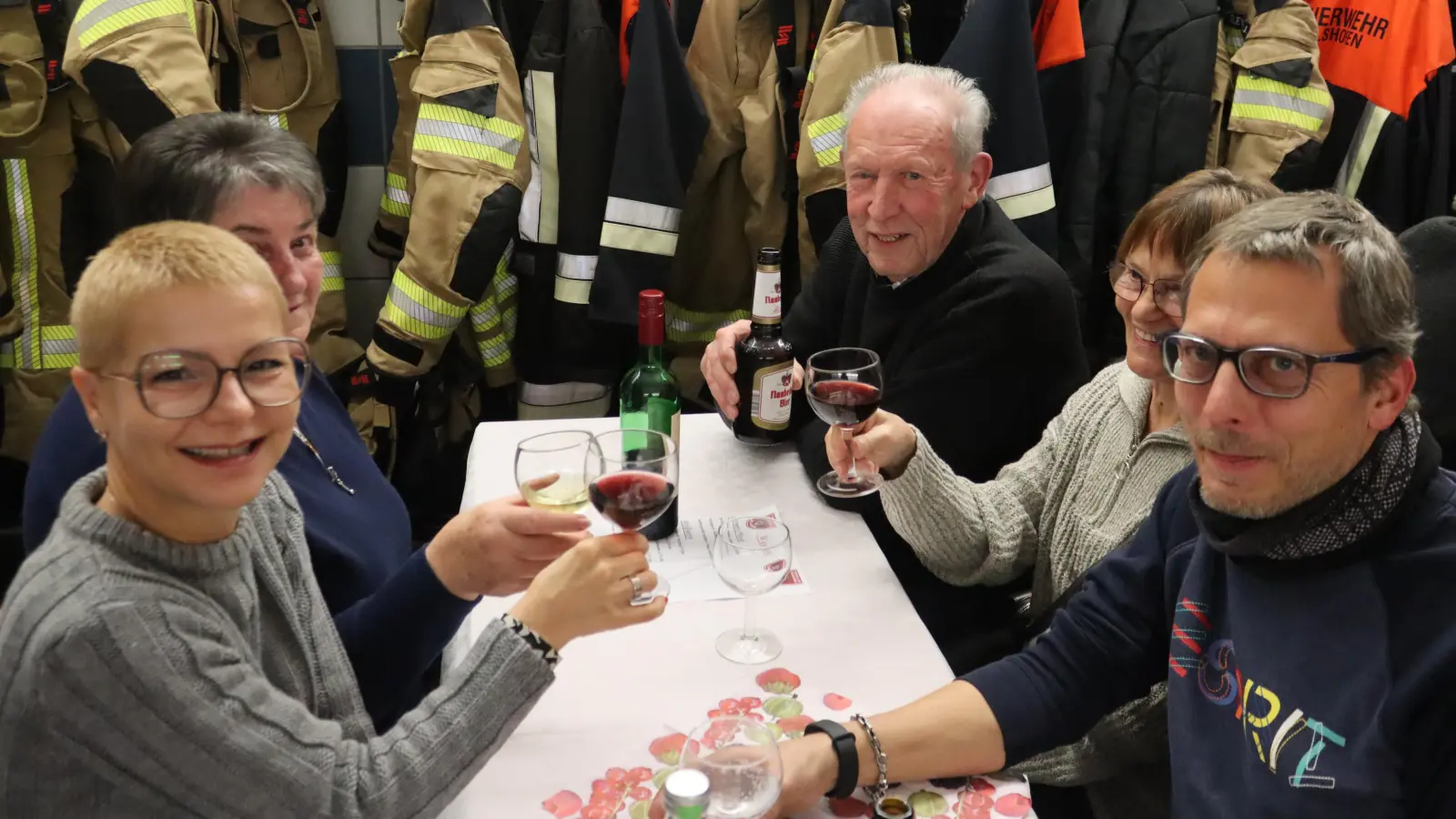 Die Gäste wie hier die Familie Piller hatten einen schönen Abend beim Weinfest der Feuerwehr Vilshofen. (Bild: Michael Rabenhofer)
