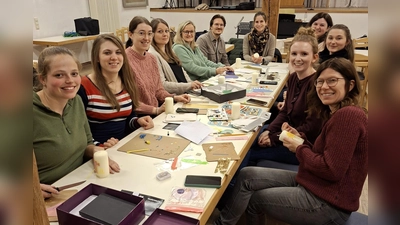 Spirit of fantasy beim Basteln der Osterkerzen. (Bild: Stefanie Wöhrl)