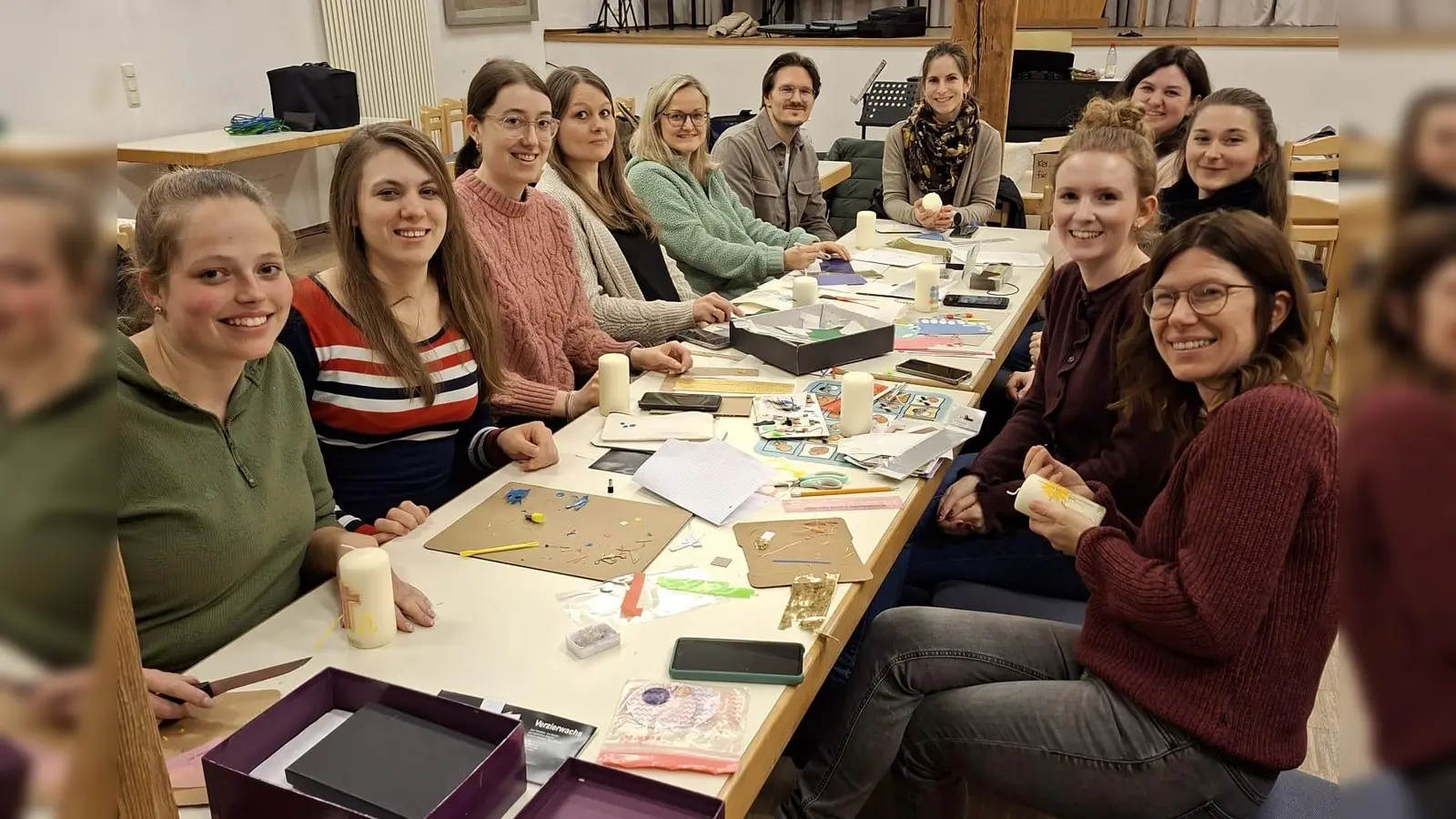 Spirit of fantasy beim Basteln der Osterkerzen. (Bild: Stefanie Wöhrl)