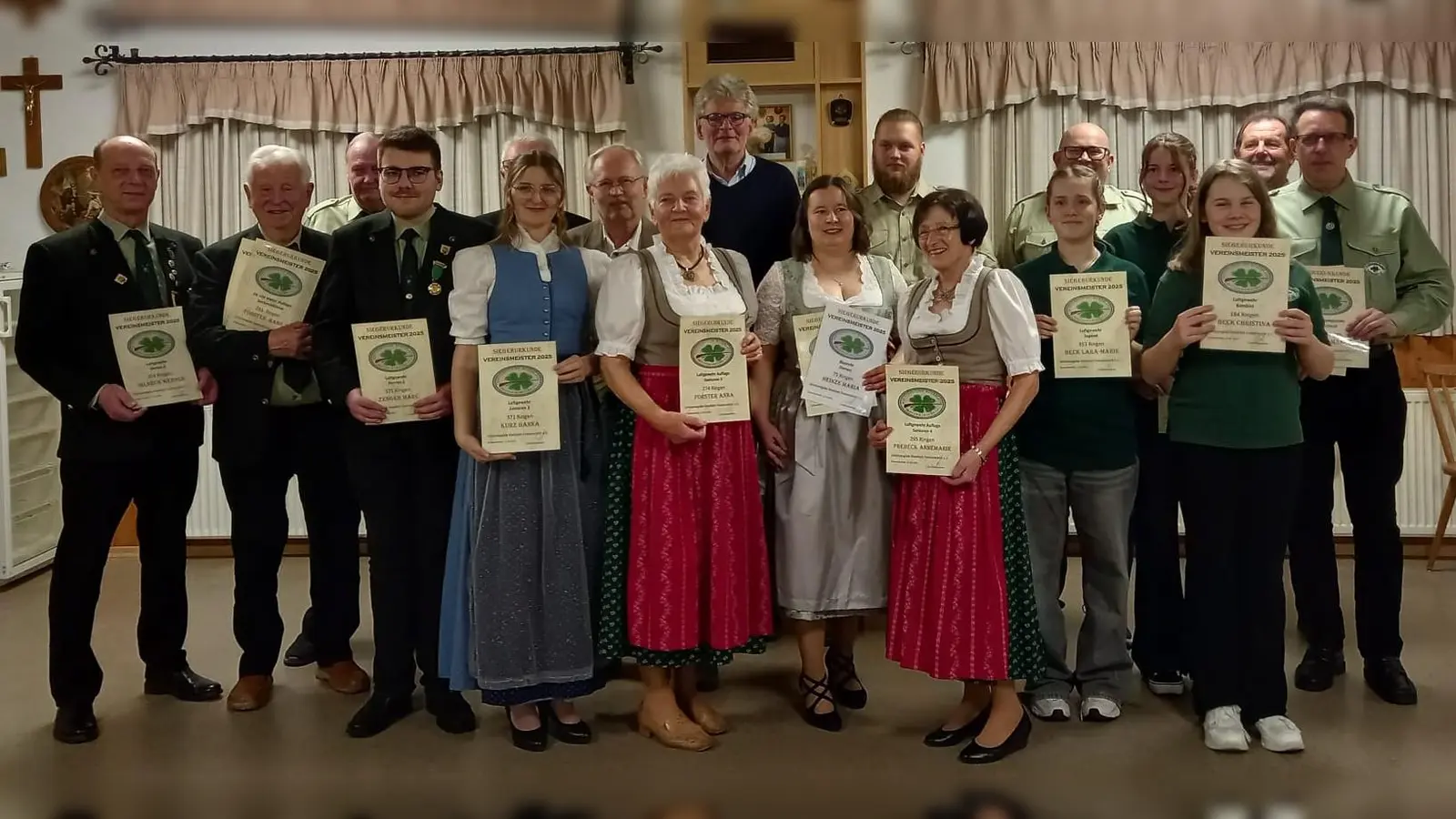 Den anwesenden Vereinsmeister gratulierten Schützenmeister Ulli Götz (2.v.r.) und Schießleiter Werner Irlbeck (l) (Bild: Gerlinde Biersack)