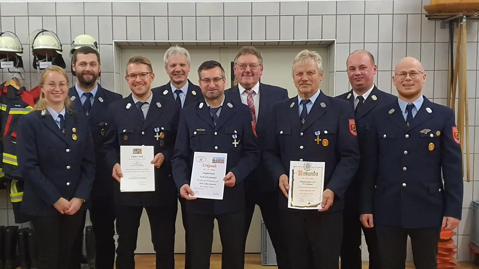 Von links: 1. Vorsitzende Lisa Meiler, 2. Kommandant Max Rauch, Wolfgang Edl, 2. Vorsitzender Wolfgang Prechtl, Stefan Stubenvoll, 1. Bürgermeister Hans-Martin Schertl, Reinhold Ertl, KBM Andreas Luber, 1. Kommandant Florian Meiler. (Bild: Andrea Prechtl)