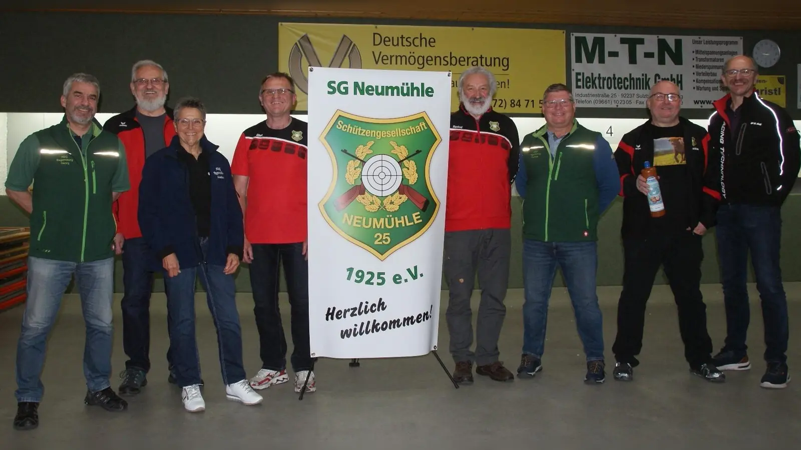 Die Finalschützen nach „getaner Arbeit“ in Zivil, v.l.: Georg Heigl (3.), Georg Pickelmann (6.), Lilo Frommer (5.), Albert Hierl (8.), Manfred Lehner (7.), Thomas Iberle (4.), Joachim Schneider (1.), Michael Huber (2.).  (Bild: Peter Domanits)