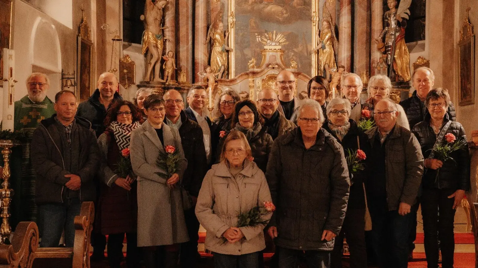 Vorne: Gerlinde und Nikolaus Plonner. Mitte v.l.n.r.: Anton und Martina Hamann, Christine und Michael Moser, Nicole und Jochen Wenisch, Anita und Josef Strauß. Hinten v.l.n.r.: Pfarrseelsorger Pater Benedikt Leitmayr OSFS, Alexander und Sieglinde Mayer, Stefan und Melanie Kreuzer, Michael und Julia Mittereder, Johann und Hildegard Hofmann, Alfons und Gerlinde Haberkorn. (Bild: Vanessa Walenta)