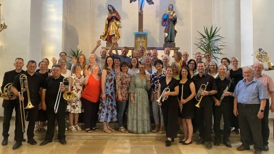 Das Gesamtensemble mit Orchester und Chor zusammen mit Dirigent Michael Koch (ganz rechts). (Bild: Michael Koch)