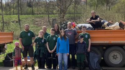 Waldjugend vor dem eingesammelten Müll. (Bild: Walter Seltmann)