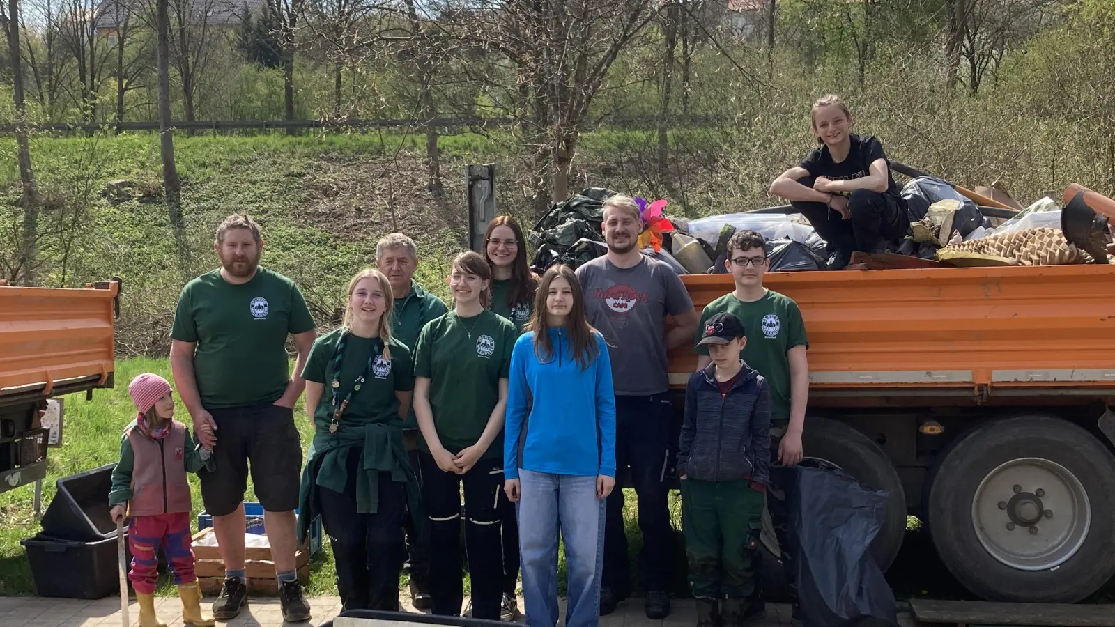 Waldjugend vor dem eingesammelten Müll. (Bild: Walter Seltmann)