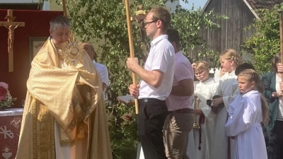 Mit dem Schlusssegen von Pfarrer, Adam Nieciecki endete am letzten, dem vierten Altar, unmittelbar vor dem Gotteshaus, die kirchliche Zeremonie. (Bild: Sieglinde Schärtl)
