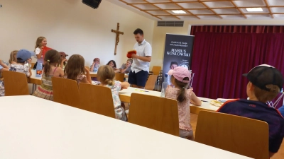Immenreuther Kinder im Rahmen des Ferienprogramms mit Zauberer Marius im Pfarrheim. (Bild: Lothar Porst)
