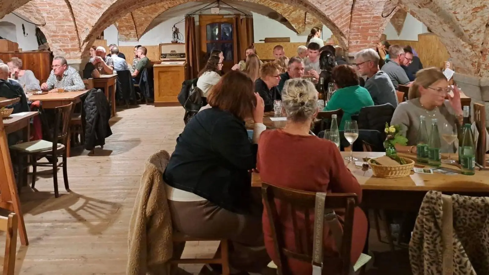 Besucher beim Weinabend der FWG Püchersreuth im Gespräch (Bild: Sabine Kuran)