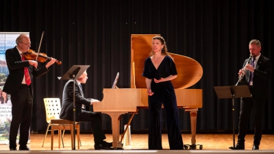 Die Zugabe beim Benefizkonzert zur Einweihung des neuen Steinway-Flügels: (von links) Thomas Hofer, Thomas Pöller, Julia Rempe, Hans Kistler begeisterten mit einem Lied aus „My Fair Lady”. (Bild: Hendrik Rosenboem)