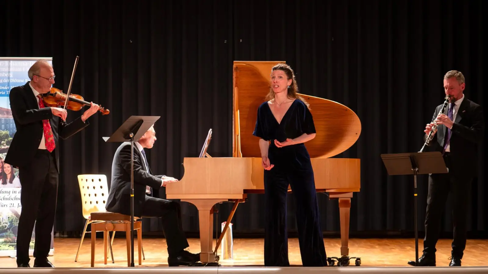 Die Zugabe beim Benefizkonzert zur Einweihung des neuen Steinway-Flügels: (von links) Thomas Hofer, Thomas Pöller, Julia Rempe, Hans Kistler begeisterten mit einem Lied aus „My Fair Lady”. (Bild: Hendrik Rosenboem)