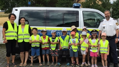 Polizist Carsten Landgraf mit den Vorschulkindern (Bild: Karin Schmidt)