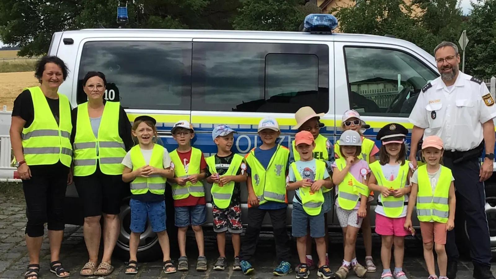 Polizist Carsten Landgraf mit den Vorschulkindern (Bild: Karin Schmidt)