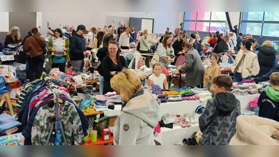Dichtes Gedränge herrschte beim Flohmarkt „Alles rund ums Kind“ des Kinder- und Jugendfördervereins Irchenrieth an 46 Tischen, ein neuer Rekord, der die Beliebtheit dieser Aktion zeigt. (Bild: Albert Gruber)