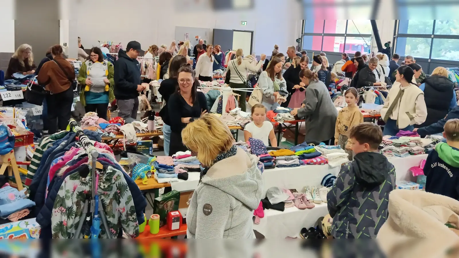 Dichtes Gedränge herrschte beim Flohmarkt „Alles rund ums Kind“ des Kinder- und Jugendfördervereins Irchenrieth an 46 Tischen, ein neuer Rekord, der die Beliebtheit dieser Aktion zeigt. (Bild: Albert Gruber)