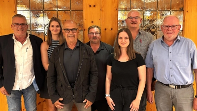 Der neue Vorstand des SPD-Ortsvereins Fuchsmühl (von links): 1. Vorsitzender Udo Fürst, 2. Vorsitzende Katharina Stock, Orga-Leiter Hermann Stock, 3. Vorsitzender Wolfgang Eiglmeier, Schriftführerin Julia Siegel, Kreisvorsitzender Uli Roth, Kassier Rainer Bleistein.  (Bild: Udo Fürst)