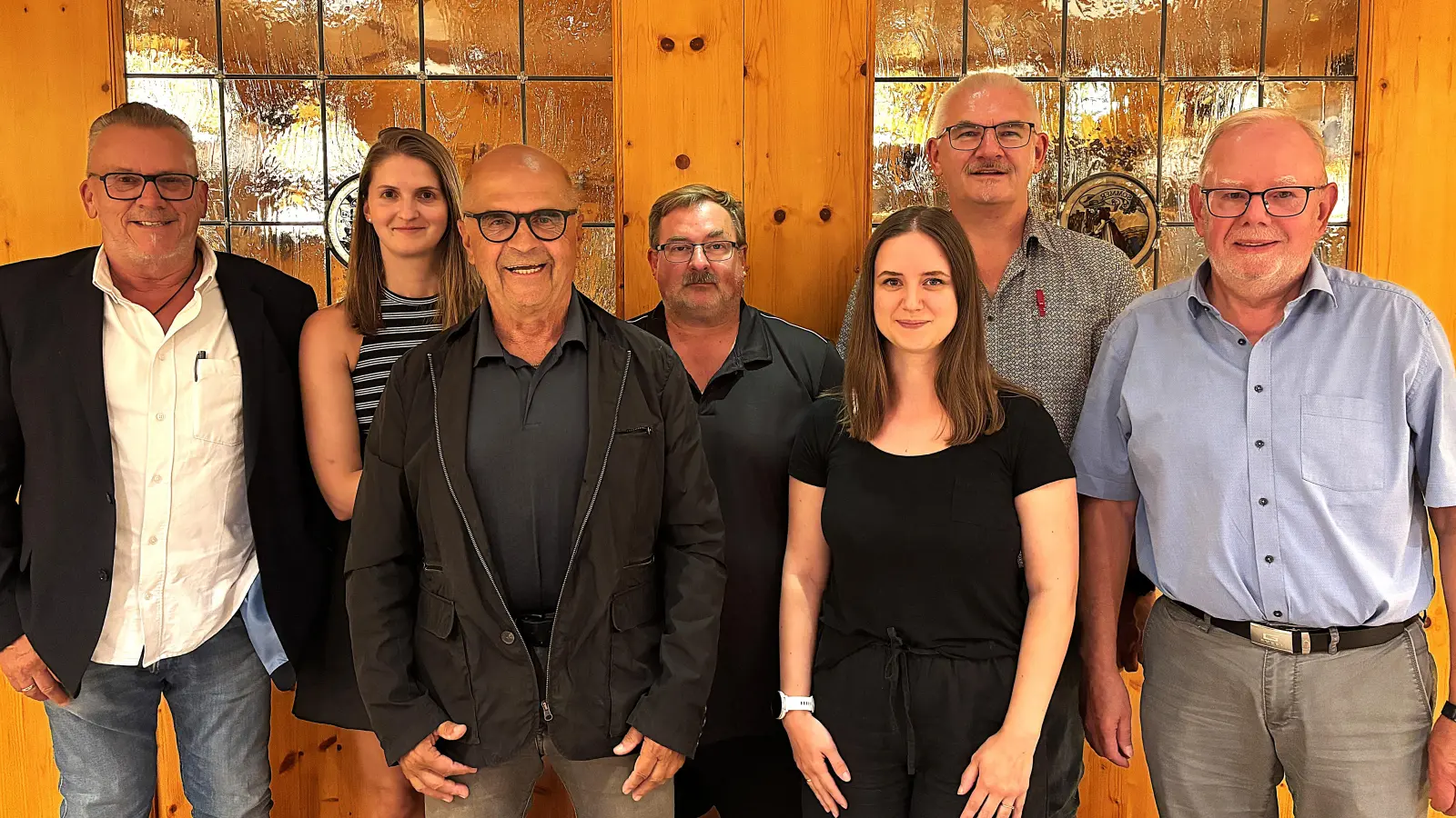 Der neue Vorstand des SPD-Ortsvereins Fuchsmühl (von links): 1. Vorsitzender Udo Fürst, 2. Vorsitzende Katharina Stock, Orga-Leiter Hermann Stock, 3. Vorsitzender Wolfgang Eiglmeier, Schriftführerin Julia Siegel, Kreisvorsitzender Uli Roth, Kassier Rainer Bleistein.  (Bild: Udo Fürst)