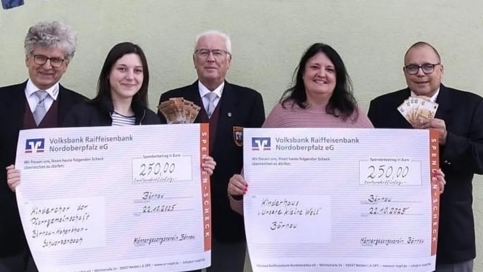 Im Bild von l.n. r. : Kurt Weiß (Chorleiter), Anja Sporrer (Kinderchor), Herbert Ulrich (1. Vorstand), Jamin Häckl (Kindergarten), Steffen Braunert (2. Vorstand, Kassenwart) (Bild: Sigmund Schütz)