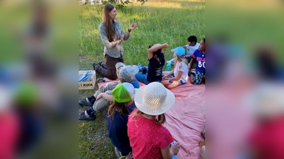 Naturparkrangerin Anna Spiller zeigt den Schülern die Blumen und Gräser. (Bild: Theresia Rankl)