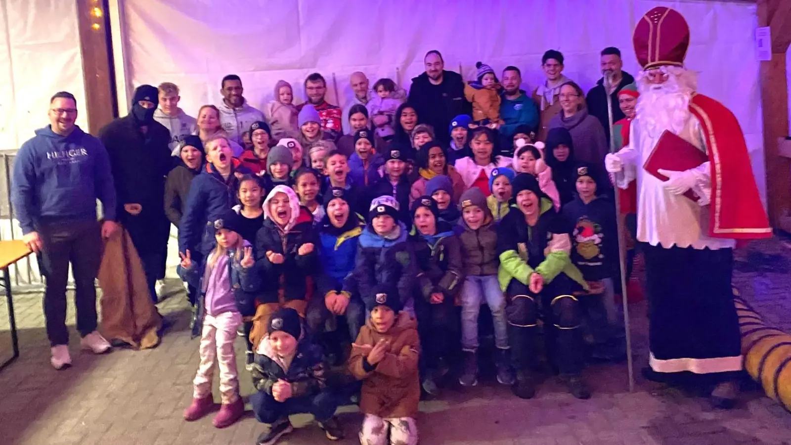 hintere Reihe: alle Trainer und Betreuer der G-/F- und E-Junioren; links hinten Jugendleiter Manuel Rittner, daneben der amerikanische „Knecht Ruprecht”, rechts Weihnachtselfe Julian und daneben St. Nikolaus und Santa Claus und viele glückliche und strahlende FCS Kickerinnen und FCS Kicker. (Bild: Sonja Schulz)