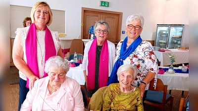 Gründungsmitglieder Frau Irmgard Kneidl und Marianne Lindner , sitzend<br>Erste Diözesanvorsitzend Frau Martha Bauer . Erste Bezirksvorsitzende Frau Rita König aus Kemnath und Teamsprecherin Frau Christine Pfeiffer (Bild: Carola Meier)